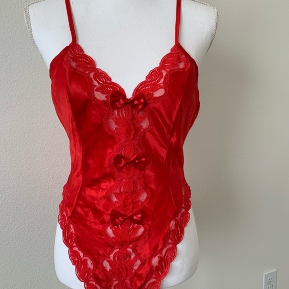 Lingerie - Picture 1 of 9